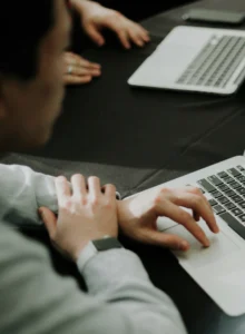 Equipo híbrido trabajando con cohesión y confianza en remoto y presencial